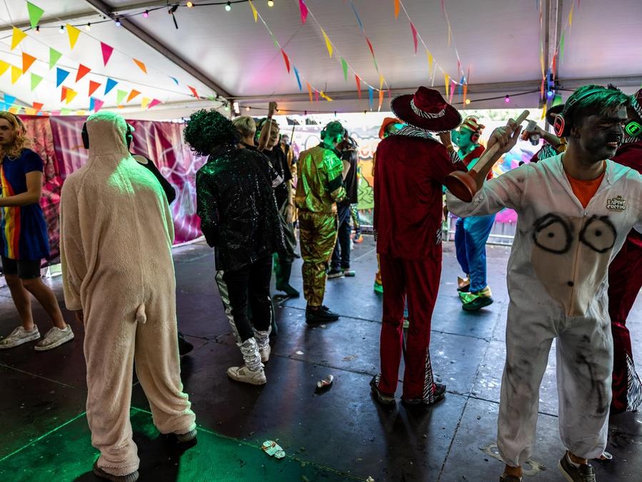 Grote groep dansende gasten met verlichte koptelefoons