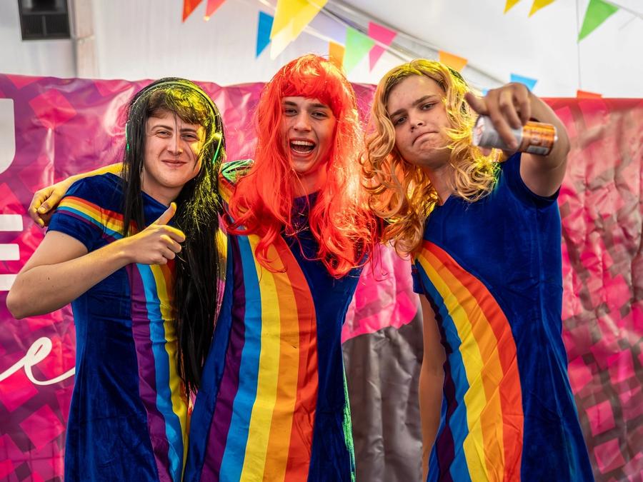 Gasten op de dansvloer van de feesttent