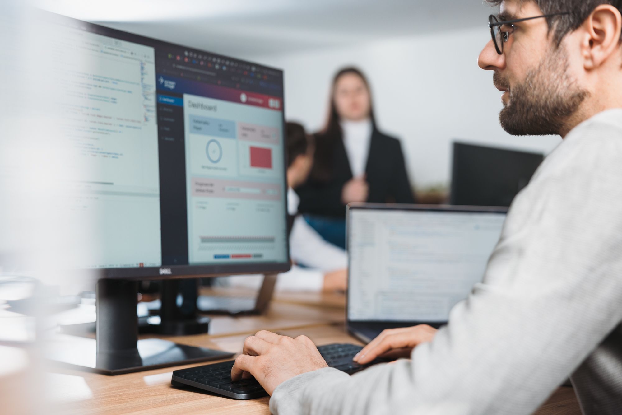 Eine moderne Web-Applikation (PWA), die synchron auf einem Desktop-Monitor, einem iPhone (iOS) und einem Android-Smartphone dargestellt wird. Das responsive Design von Apptiva zeigt eine konsistente Benutzeroberfläche über alle Endgeräte hinweg, optimiert für Performance und Usability.