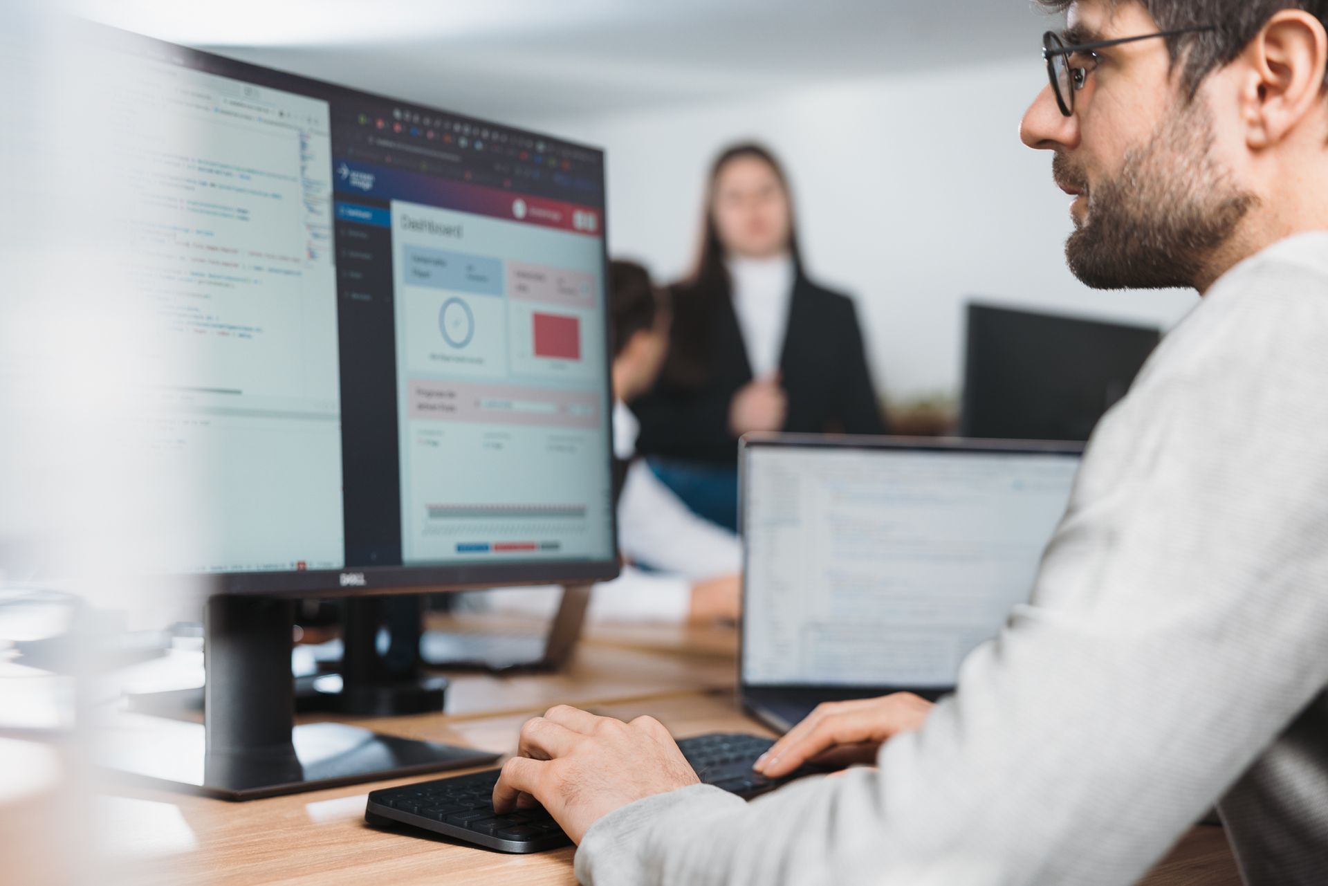 Eine moderne Web-Applikation (PWA), die synchron auf einem Desktop-Monitor, einem iPhone (iOS) und einem Android-Smartphone dargestellt wird. Das responsive Design von Apptiva zeigt eine konsistente Benutzeroberfläche über alle Endgeräte hinweg, optimiert für Performance und Usability.