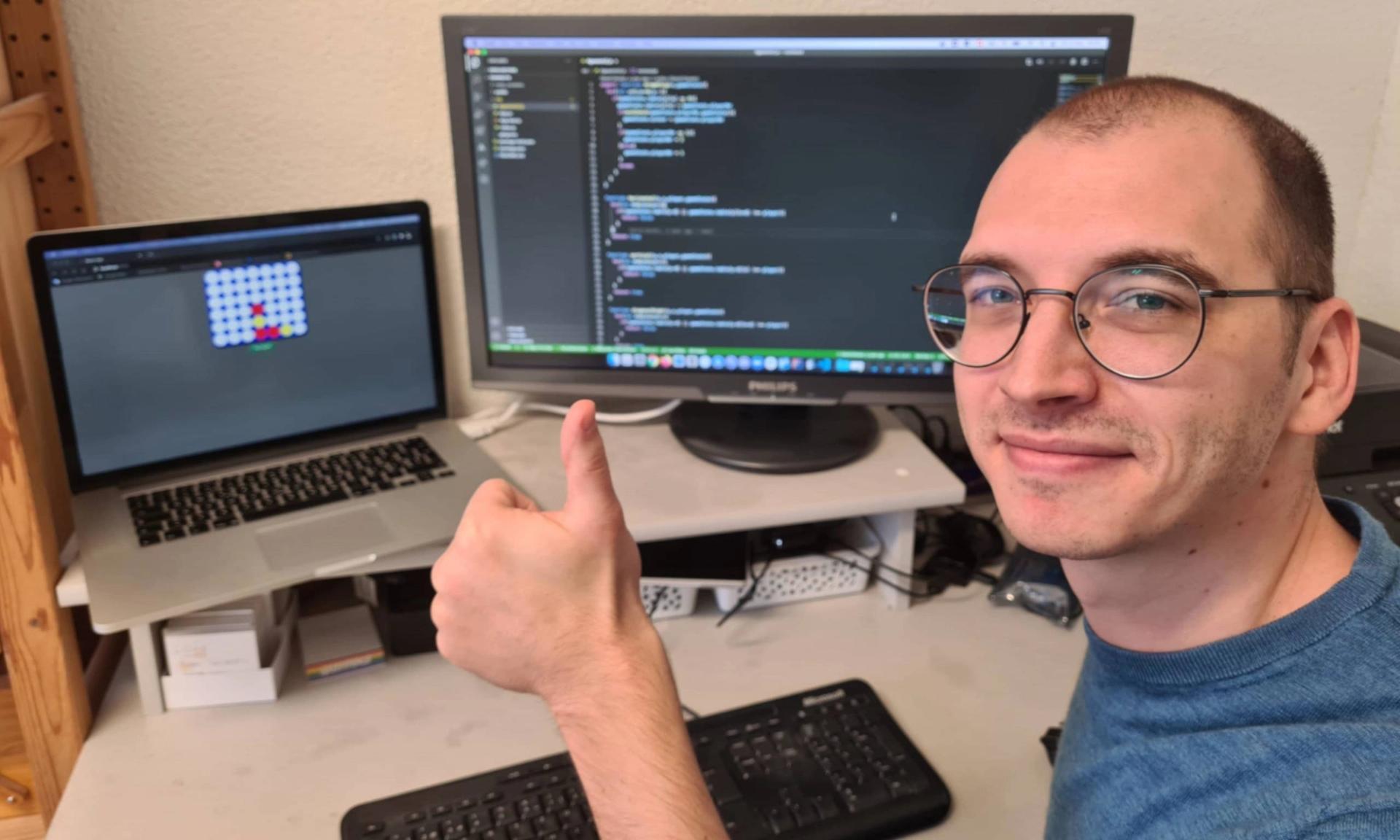 Hier sieht man David Decker, Softwareentwickler bei der Apptiva.