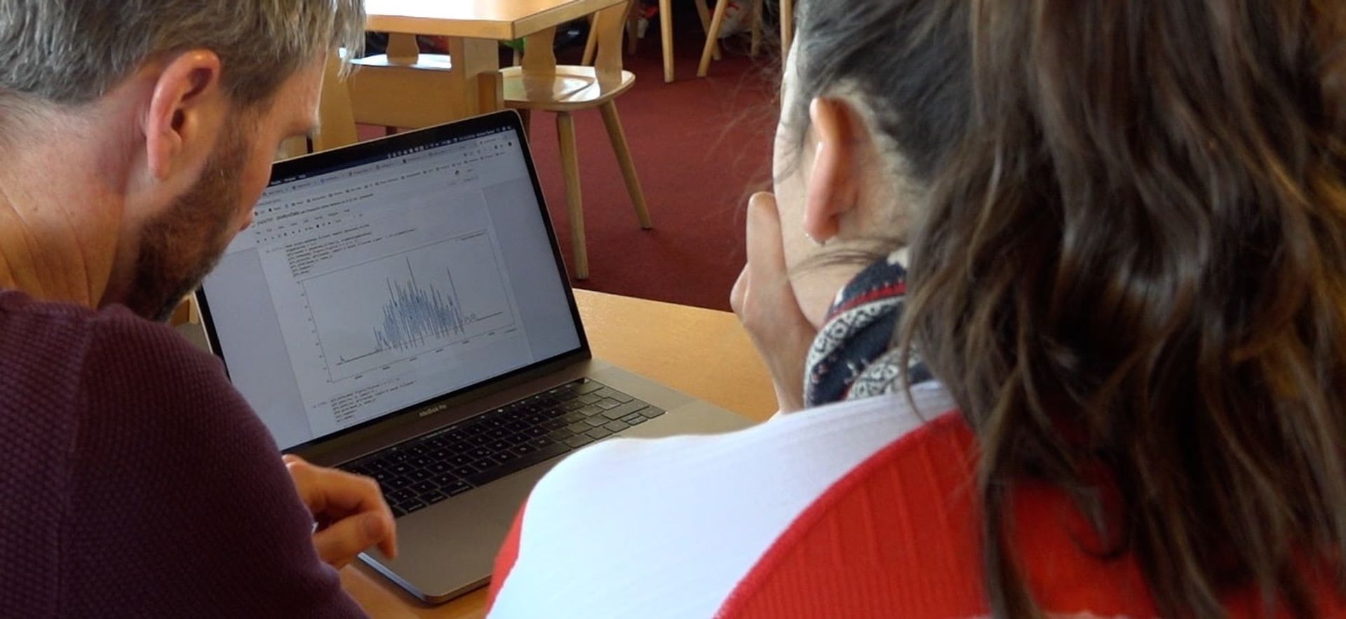 Wendy Holdener schaut sich die Belastung ihrer Abfahrt am Computer an