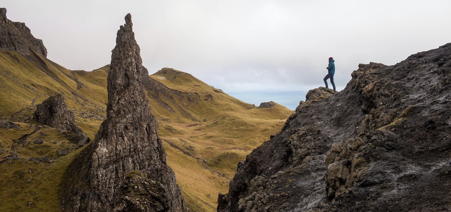 Erklimmen der Felsen in Old Man of Storr (Vereinigtes Königreich) als Symbol für Herausforderungen. Foto von <a href="https://unsplash.com/@dankapeter?utm_source=unsplash&utm_medium=referral&utm_content=creditCopyText">Danka & Peter</a> auf <a href="https://unsplash.com/photos/xv4L_bb0Z_8?utm_source=unsplash&utm_medium=referral&utm_content=creditCopyText">Unsplash</a>
