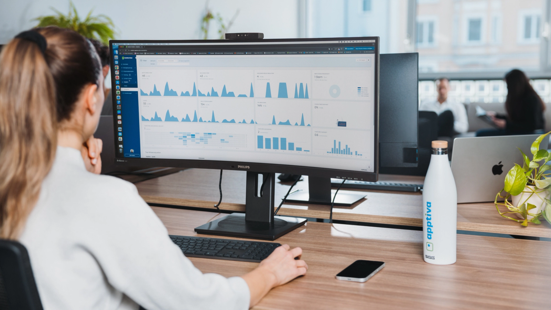 Moderne 3D-Illustration eines KI-Chatbots mit vernetzten Systemen und digitalen Schnittstellen. Das Bild symbolisiert den Vergleich verschiedener Chatbot-Anbieter sowie die Integration von KI-Chatbots in bestehende Unternehmensprozesse. Es steht für individuelle, skalierbare Chatbot-Lösungen mit Fokus auf Datenschutz, Automatisierung und nahtlose Systemintegration.