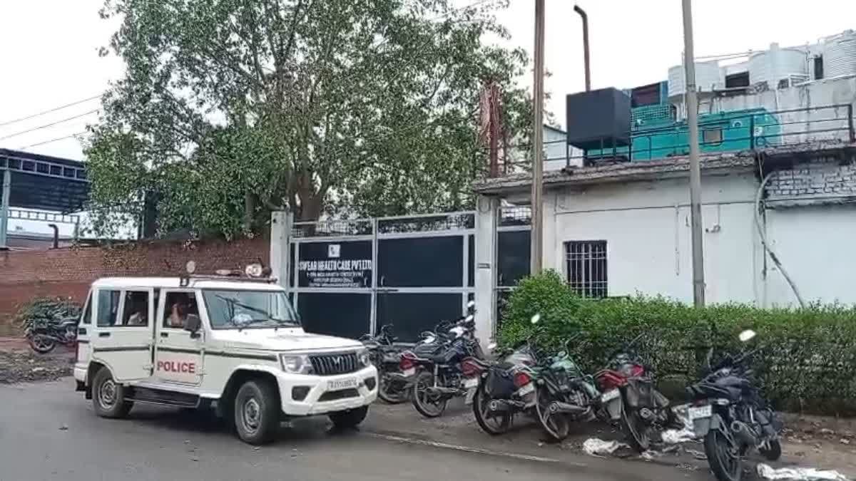 कॉपीराइट उल्लंघन: सुप्रीम कोर्ट के आदेश पर धौलपुर में ग्लब्स फैक्ट्री की दो मशीनें जब्त