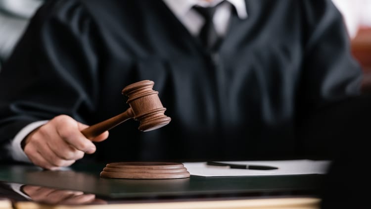 जेल कर्मी पर हमले की कहानी निकली झूठी: अदालत ने कैदी को किया बरी; सरकारी पक्ष को जज ने लगाई फटकार