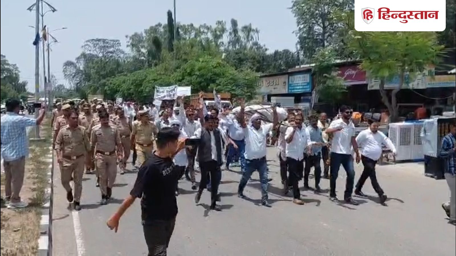 ई-स्टाम्प कानून के विरोध में अधिवक्ताओं ने किया प्रदर्शन