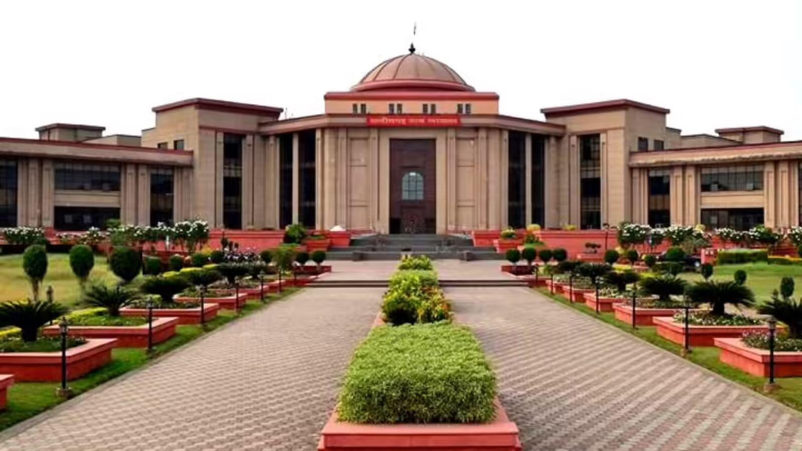 बाइक पर तीन सवारी बैठना लापरवाही नहीं, छत्तीसगढ़ हाईकोर्ट ने मुआवजा आधा करने का आदेश बदला