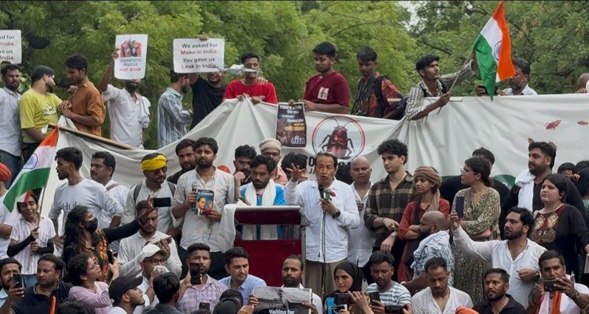 क्रांति के कॉकरोच: भारत में युवाओं का सबसे अप्रत्याशित आंदोलन