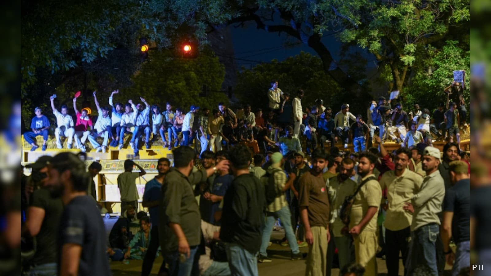 सुप्रीम कोर्ट लॉन में वकीलों का प्रदर्शन: संविधान और लोकतंत्र की रक्षा का आह्वान