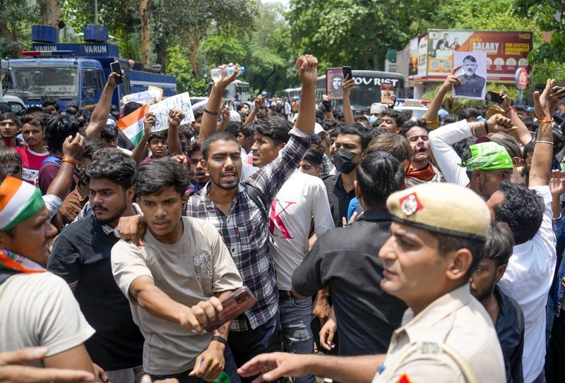अधूरे न्याय का संकेत: सुप्रीम कोर्ट मेट्रो स्टेशन का बंद होना भारत के अघोषित आपातकाल का प्रतीक है