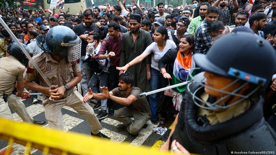 दिल्ली पुलिस ने मोदी पर अपमानजनक पोस्ट पर एफआईआर जारी की: कांस्टेबल और अधिकारी, 10 सोशल मीडिया खातों पर कार्रवाई