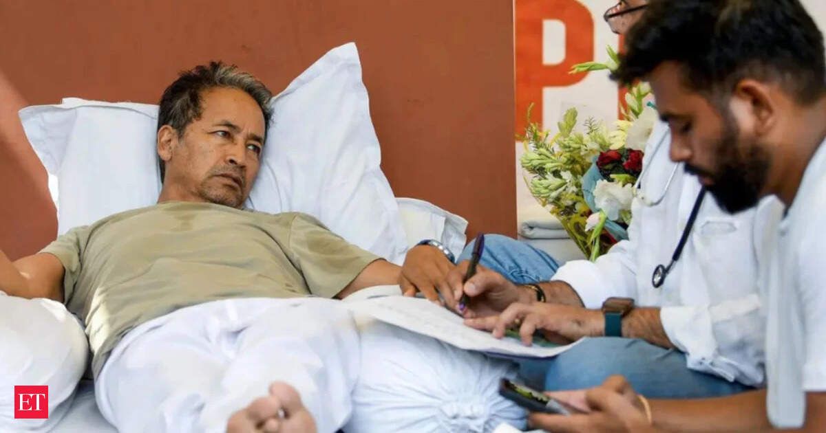 दिल्ली उच्च न्यायालय ने अनिश्चितकालीन अनशन पर बैठे सोनम वांगचुक की स्वास्थ्य निगरानी का आदेश दिया