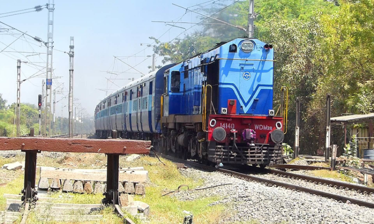 रेलवे कानून की उचित प्रक्रिया का पालन किए बिना सामान्य नोटिस से अनधिकृत कब्ज़ा करने वालों को नहीं हटा सकता: उत्तराखंड हाईकोर्ट