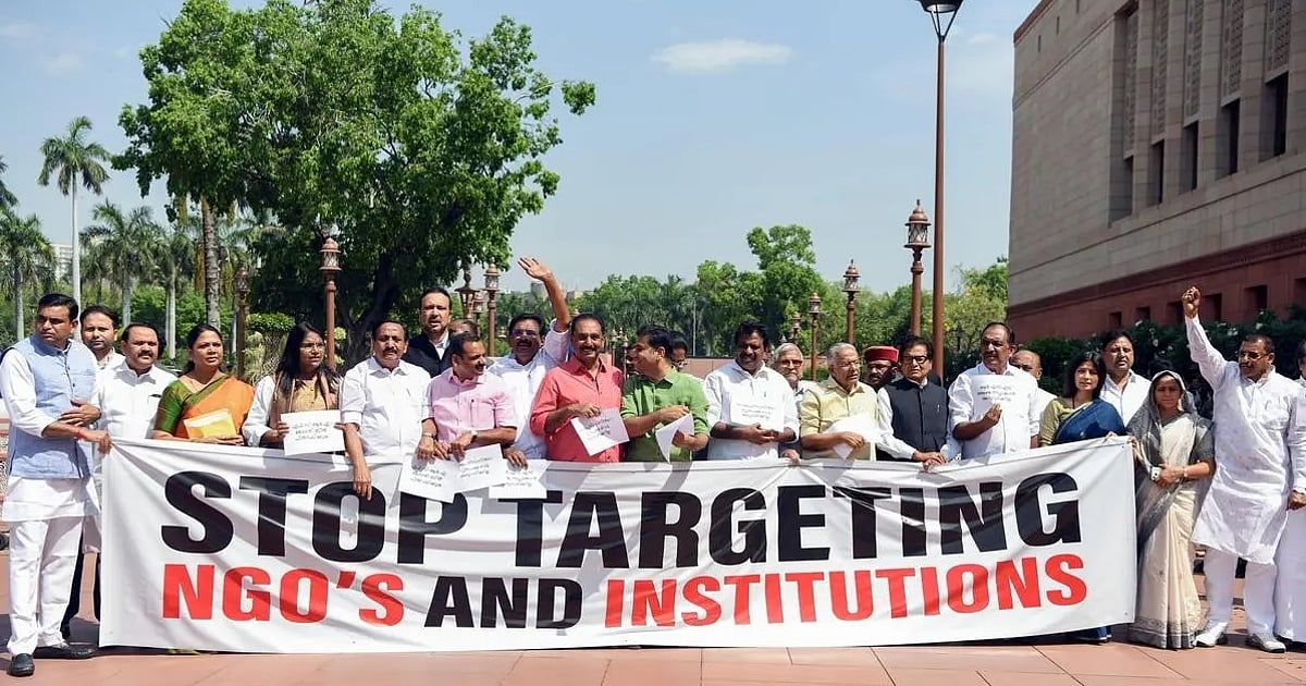 निजी क्षेत्र के लिए कोई कर्फ्यू क्यों?