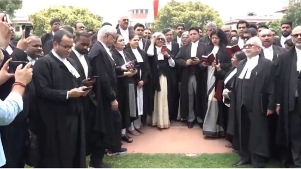 जंतर मंतर पुलिस एक्शनः क्यों मजबूर हुए सुप्रीम कोर्ट के वकील प्रस्तावना पढ़ने