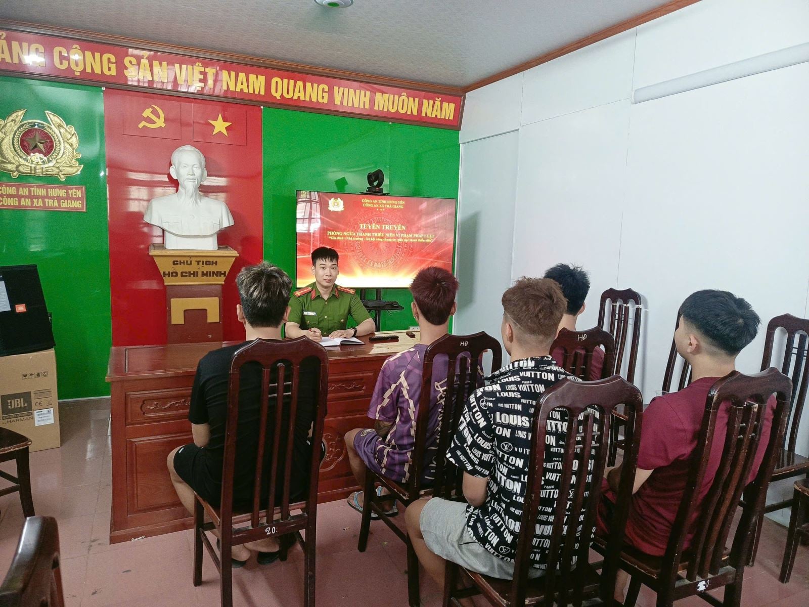 युवाओं में जागरूकता बढ़ाने के लिए त्रा जियांग कम्यून पुलिस का प्रयास