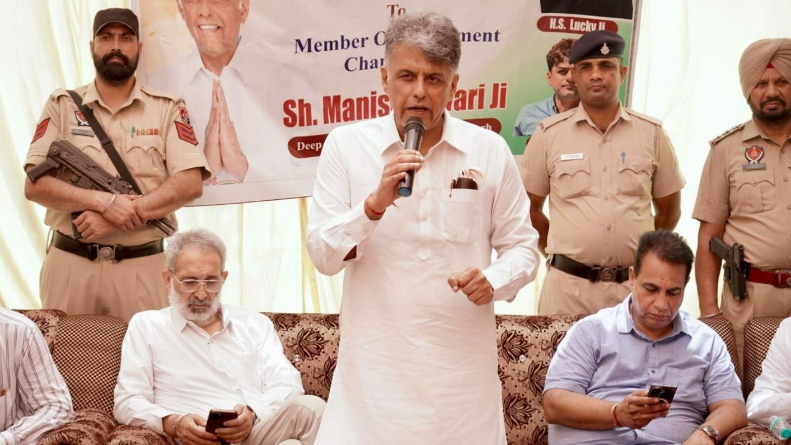 विपक्षी सांसदों ने संसद सत्र में 'दल-बदल विरोधी कानून' पर चर्चा की मांग उठाई