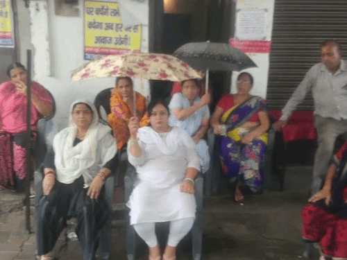 बारिश की बाधा नहीं: मेरठ के शास्त्रीनगर में सैटबैक प्रकरण के विरोध में जारी महिलाओं का धरना