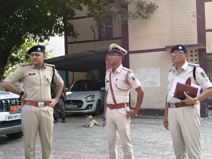 वैशाली एसपी करताहां थाना पहुंचे:  लंबित मामलों और कानून-व्यवस्था की गहन समीक्षा, अधिकारियों को दिए अहम निर्देश - Lalganj (Vaishali) News
