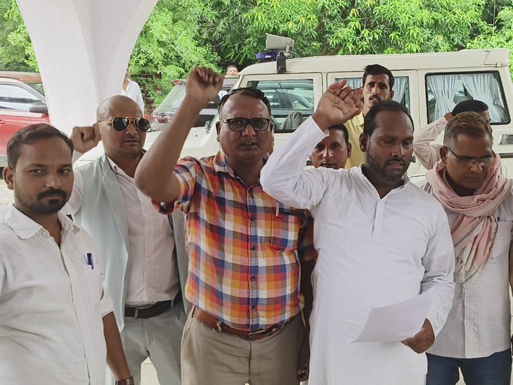 मऊ में भारत मुक्ति मोर्चा ने विरोध, CAA, UCC वापसी के लिये किया आंदोलन