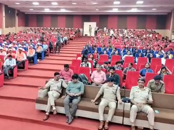 सुप्रीम कोर्ट और पुलिस ने छात्रों को सिखाया साइबर अपराध से बचाव के उपाय
