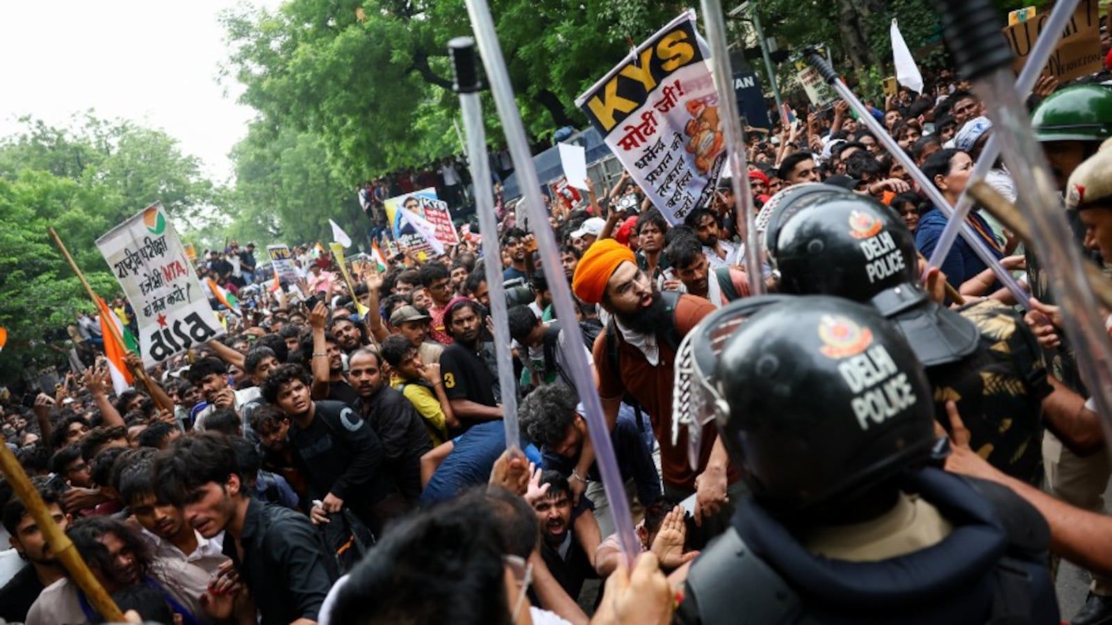 'हमें इसमें मत घसीटिए': छात्रों पर बल प्रयोग के आरोप वाली याचिका पर दिल्ली उच्च न्यायालय