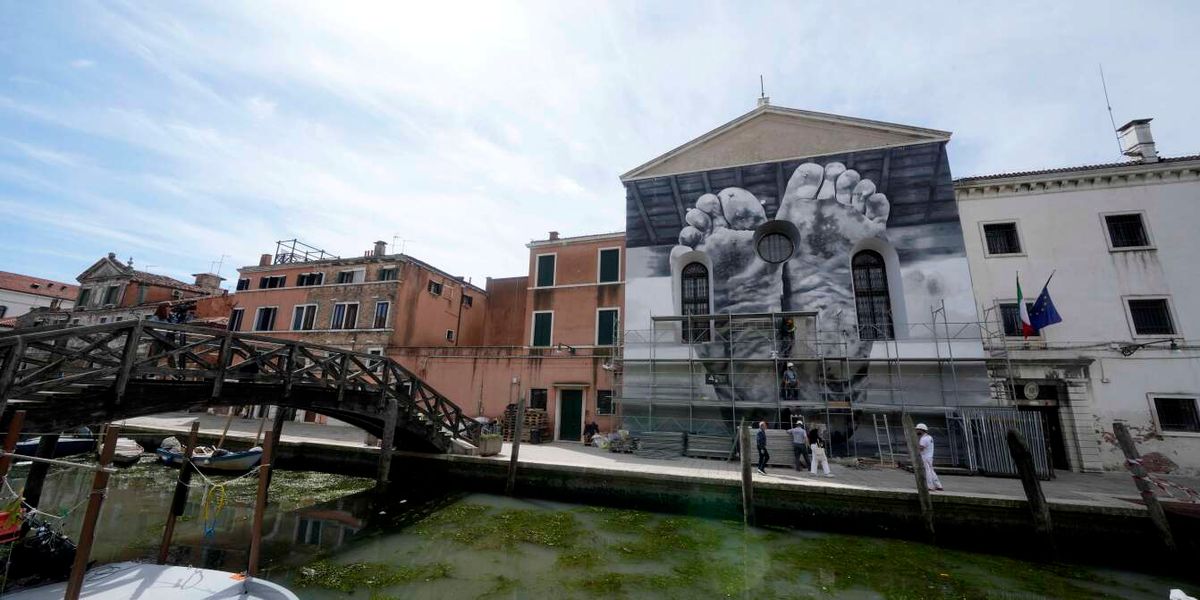 « fresque de Cattelan pour la façade du pavillon du Vatican
