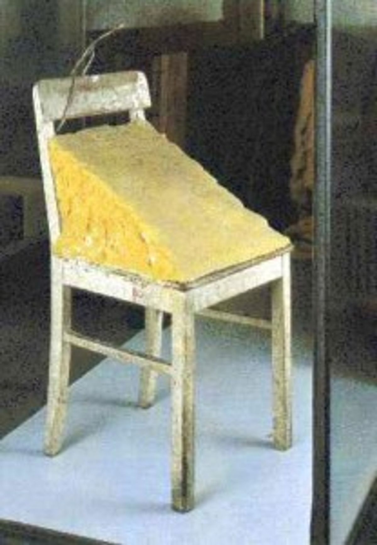 Beuys .Chaise avec coin de graisse (1963)
