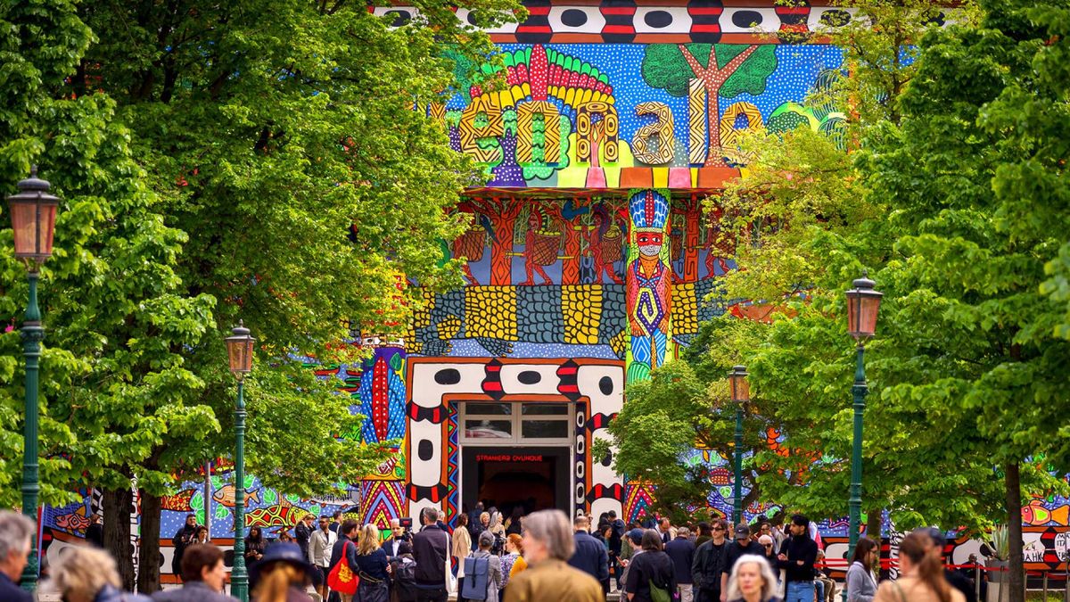 « pavillon central réalisée par le Collectif brésilien Mahku
