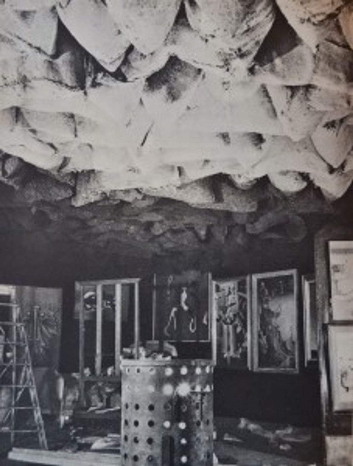 DUCHAMP Marcel (1887-1968), Ciel de roussettes (1200 sacs de charbon suspendus au plafond au-dessus d’un poêle), détail, 1938, Exposition Internationale du Surréalisme, Paris, janvier-février 1938.