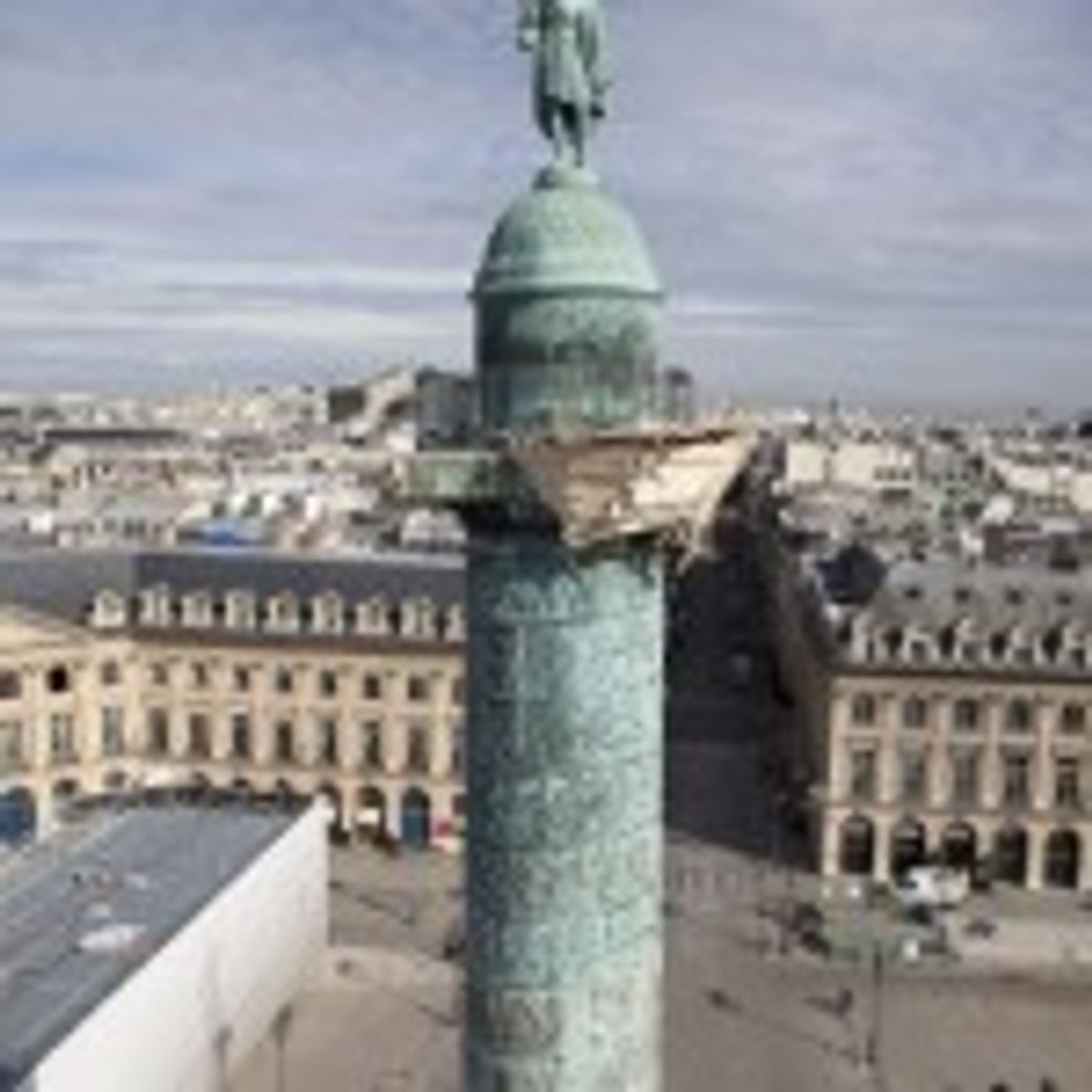 tree hut sur la place Vendôme en 2013