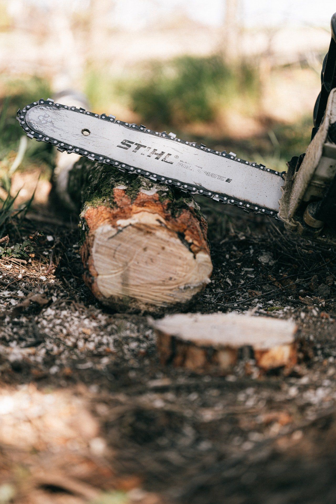 photo of chainsaw on wooden log 4206123
