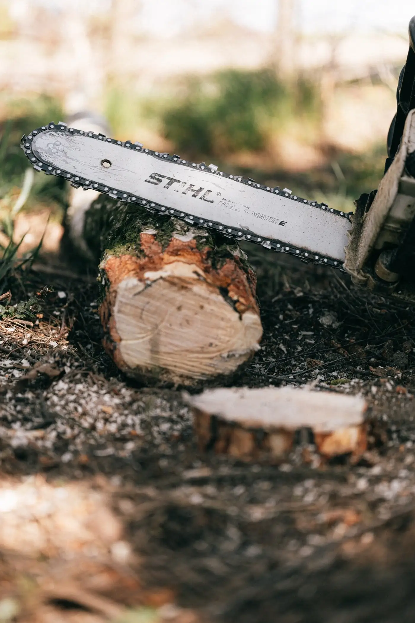 photo of chainsaw on wooden log 4206123