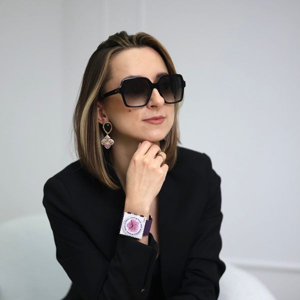 Kobieta w okularach przeciwsłonecznych – stylowe oprawki dostępne w Optyku Domański