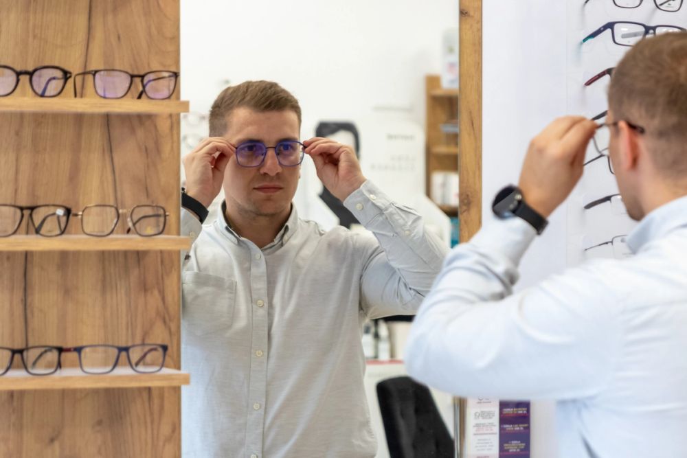 Przymierzanie opraw okularowych w salonie Optyk Domański