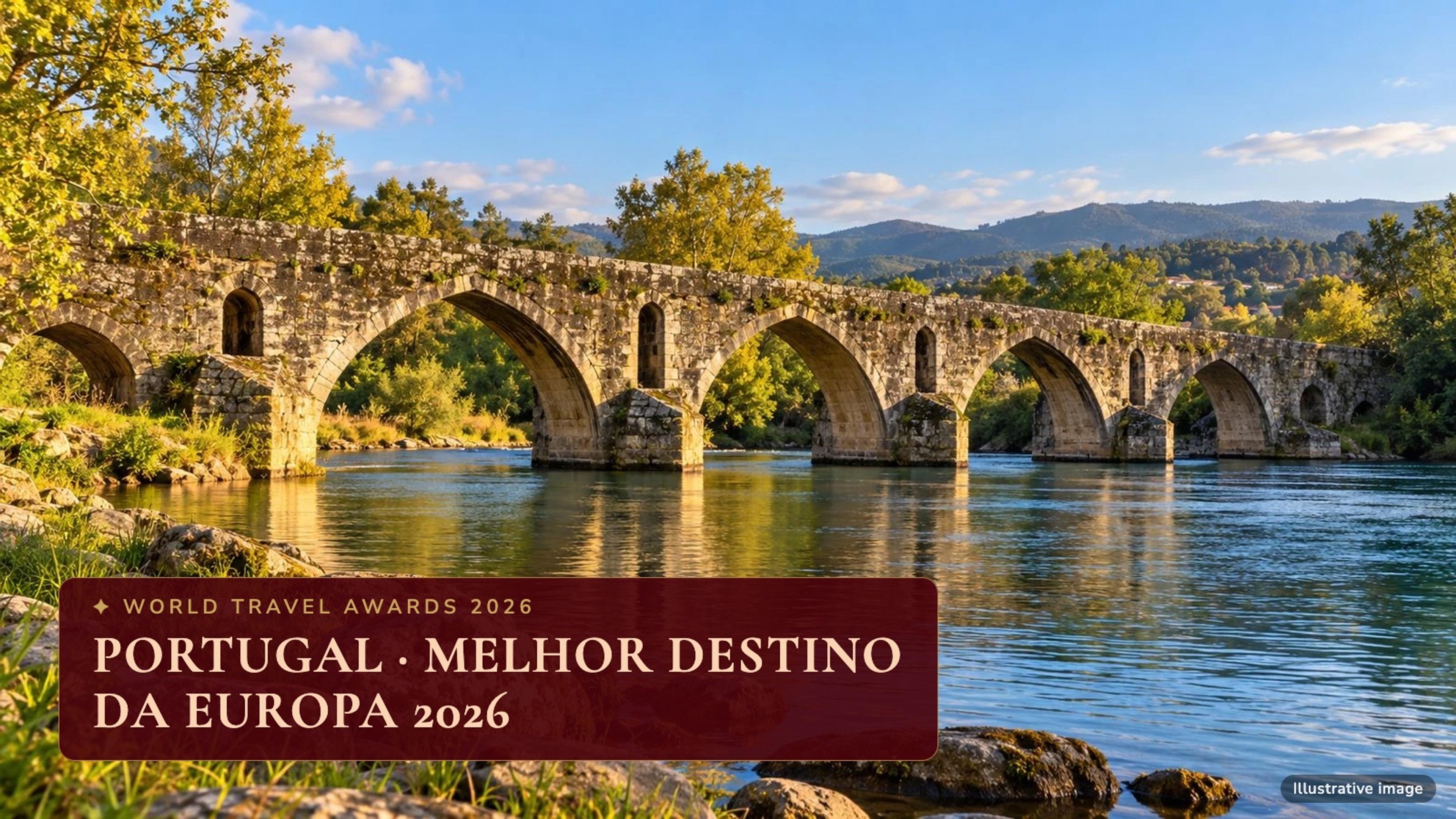 Ponte antiga de pedra sobre um rio ao fim da tarde, com o texto Portugal, Melhor Destino da Europa 2026 (imagem ilustrativa)
