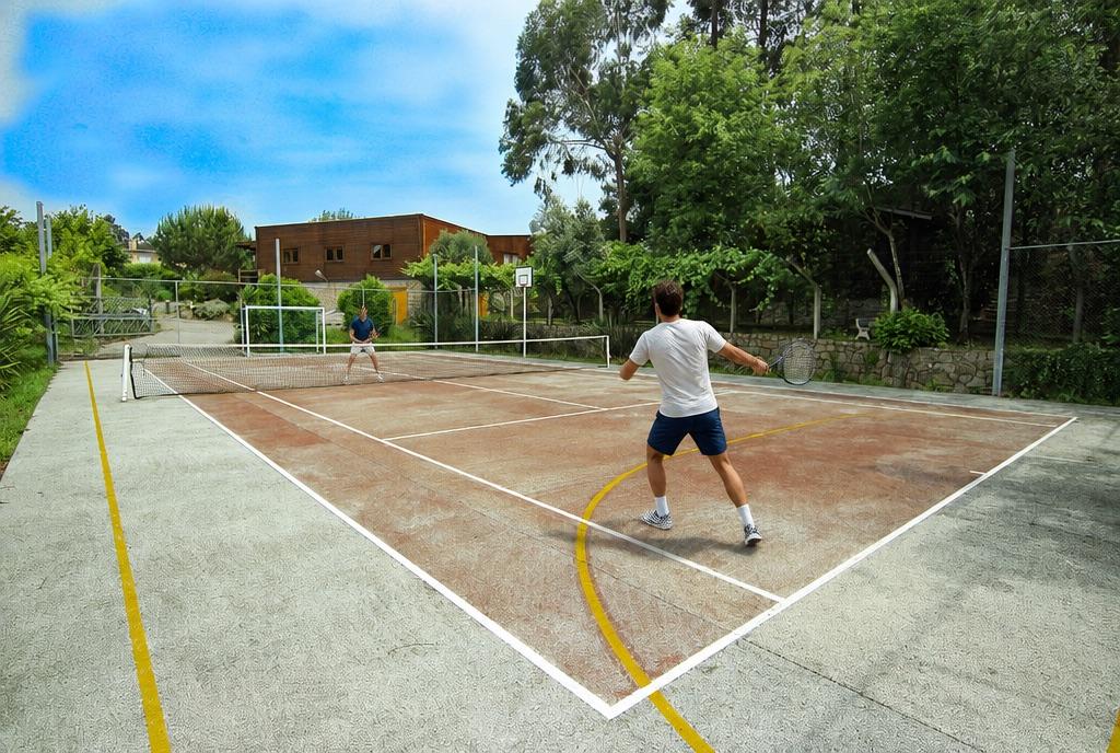 Campo de ténis da Quinta dos Ferrage rodeado de árvores