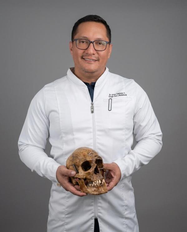 Dr. Arturo Cañizares