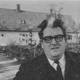 Lasse Holmqvist framför hemmet i Tygelsjö. Foto: Pierre Mens.