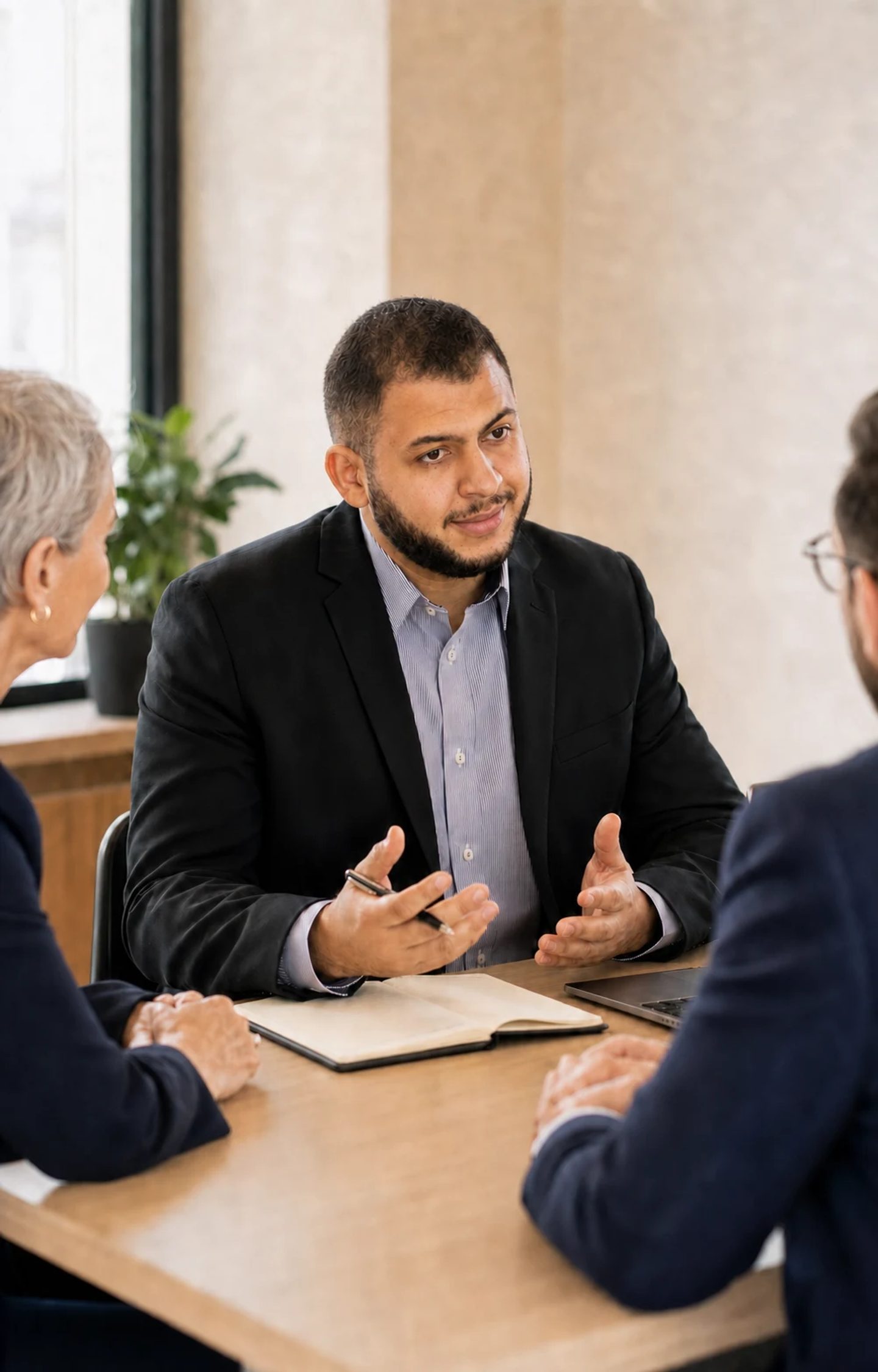 Un conseiller présente des indicateurs financiers à une équipe.