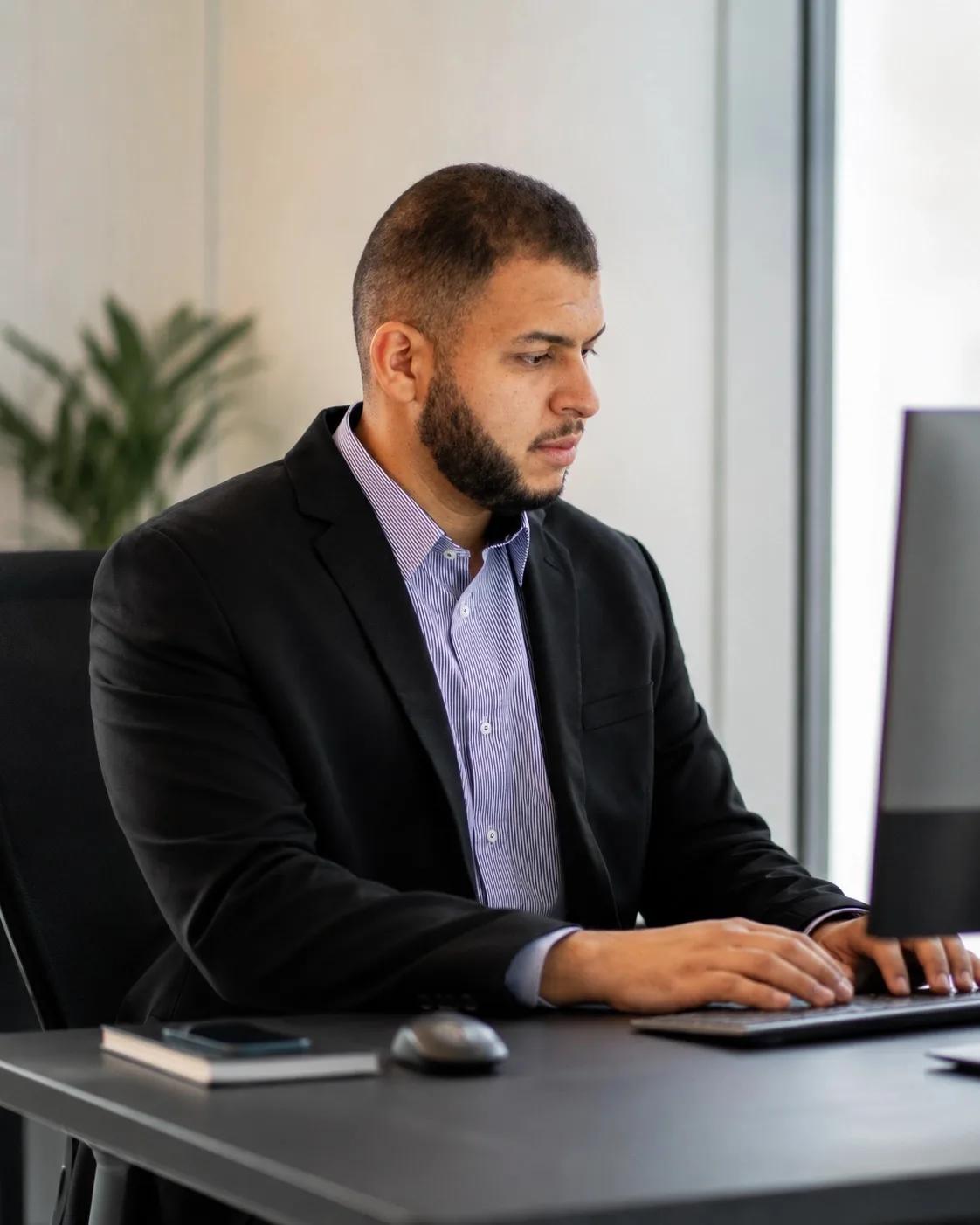 Nouri Yahi, fondateur de Shika Consulting, à son bureau.
