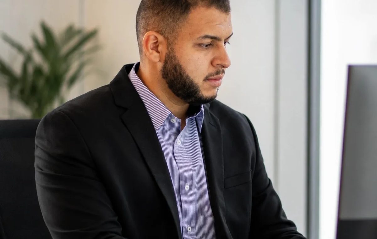 Nouri Yahi travaille sur un ordinateur dans son bureau.