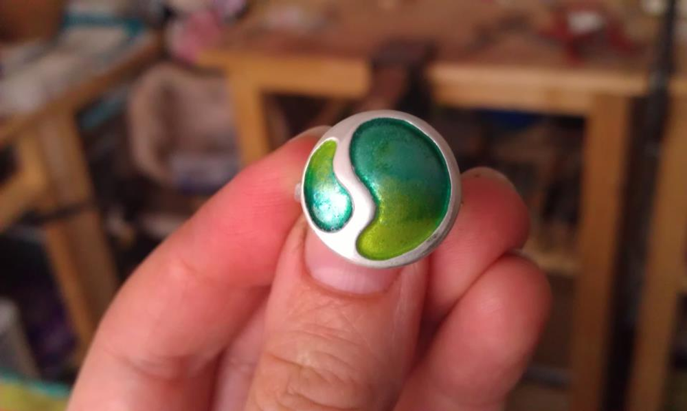 Silver ring with a green gradient design made of vitreous enamel 
