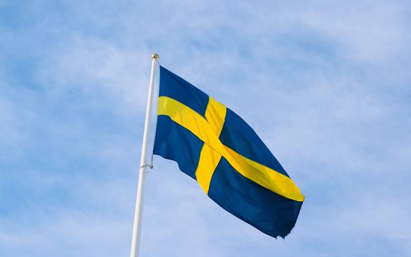 Svenska flaggan mot blå himmel