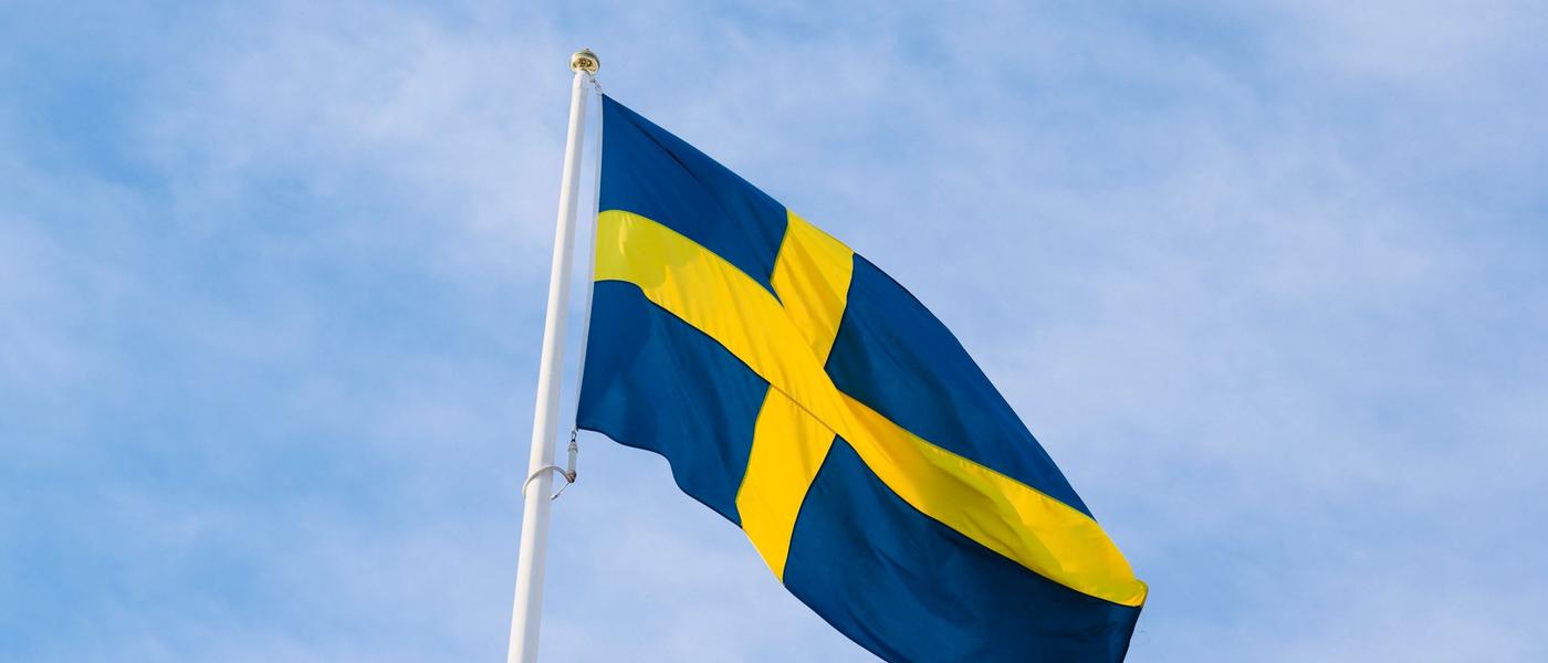 Svenska flaggan mot blå himmel