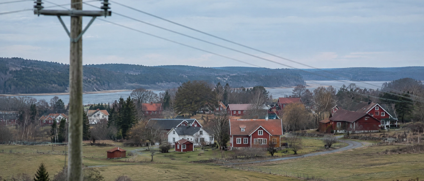 Svensk by med elstolpe – priser skiljer sig mellan elområden