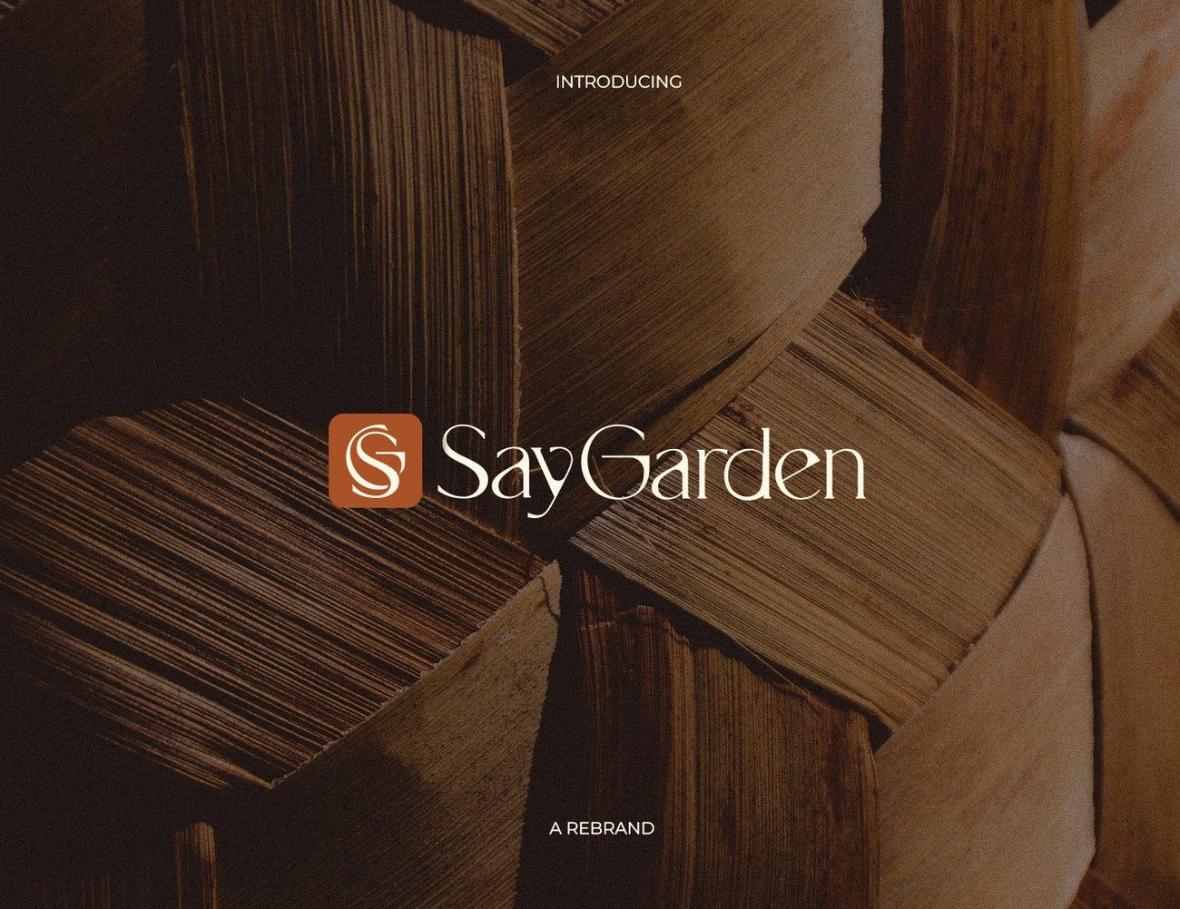 Say Garden logosu ahşap doku üzerinde