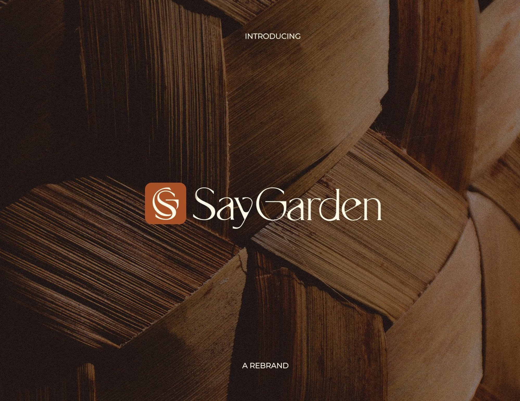 Say Garden logosu ahşap doku üzerinde