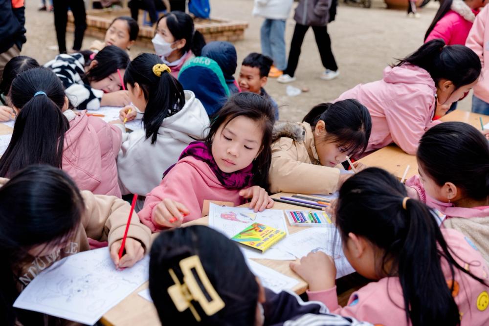 Primary and preschoolers students take part in a colouring session together in Vietnam.